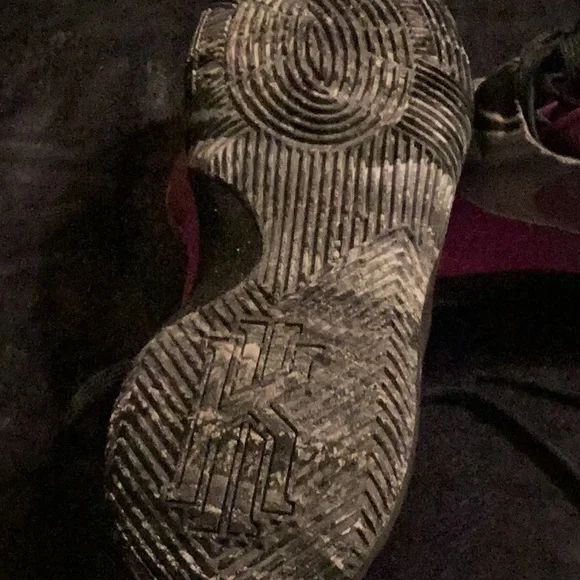 Men’s size 10 Nike Kyrie Basketball Shoes - Picture 8 of 16